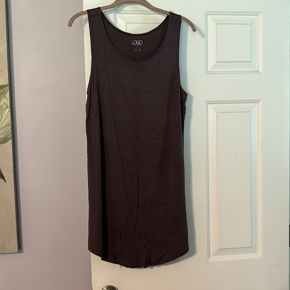 Like new set of 3 Logo tanks - Picture 7 of 7